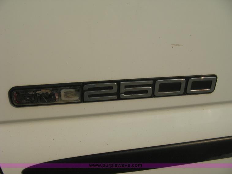 image for item 8105 2000 GMC Sierra C2500 SL pickup truck