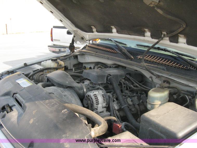 image for item 8105 2000 GMC Sierra C2500 SL pickup truck