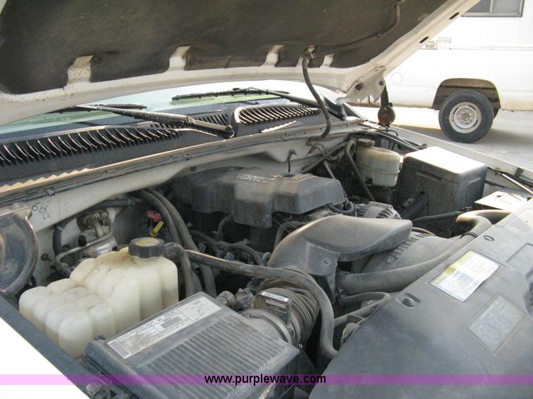 image for item 8105 2000 GMC Sierra C2500 SL pickup truck