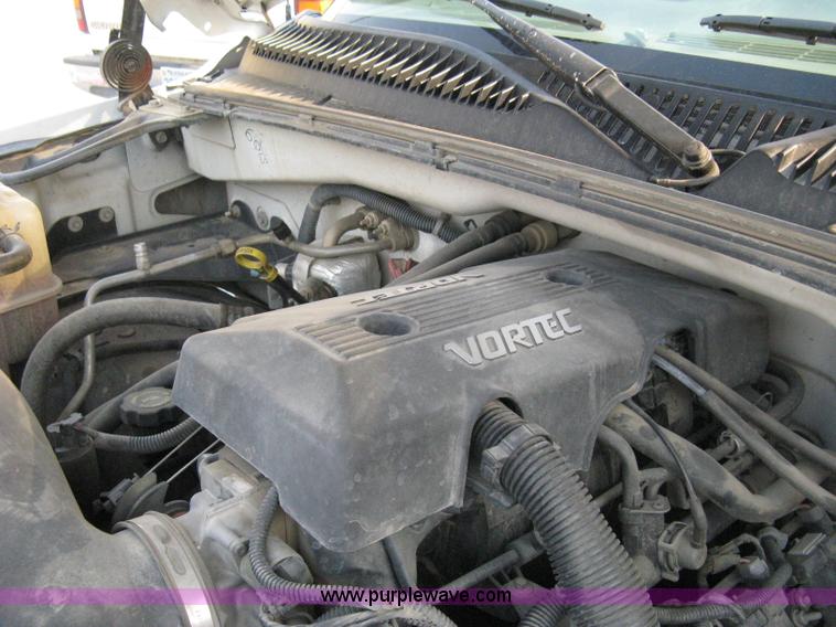 image for item 8105 2000 GMC Sierra C2500 SL pickup truck