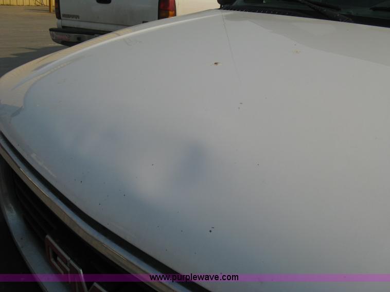 image for item 8105 2000 GMC Sierra C2500 SL pickup truck