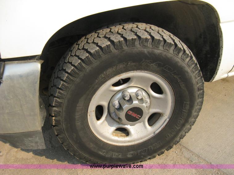 image for item 8105 2000 GMC Sierra C2500 SL pickup truck