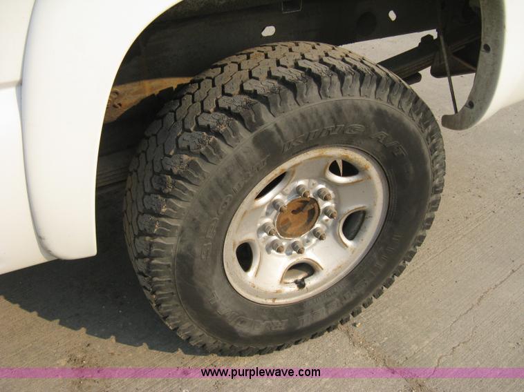 image for item 8105 2000 GMC Sierra C2500 SL pickup truck