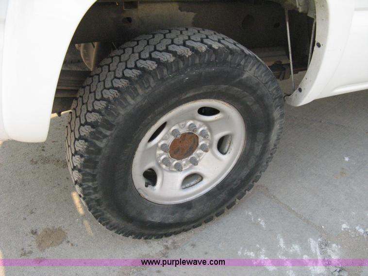 image for item 8105 2000 GMC Sierra C2500 SL pickup truck