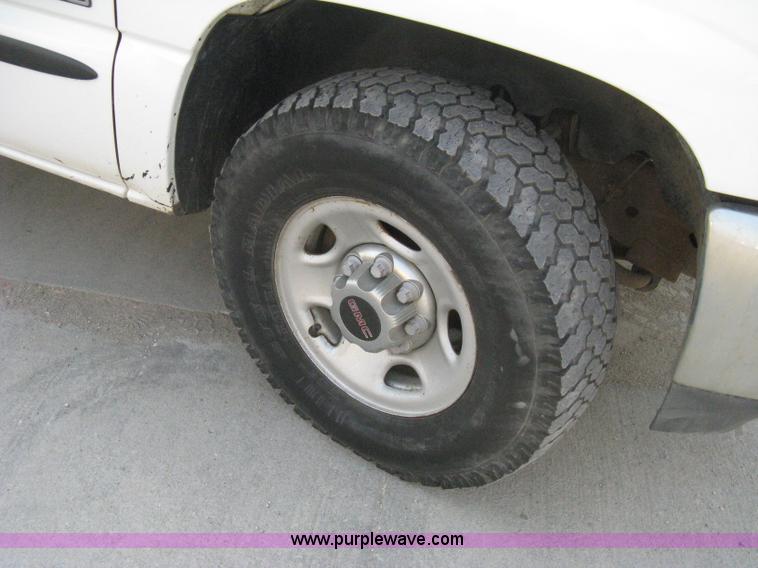 image for item 8105 2000 GMC Sierra C2500 SL pickup truck