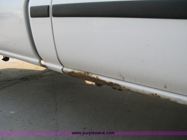 image for item 8105 2000 GMC Sierra C2500 SL pickup truck