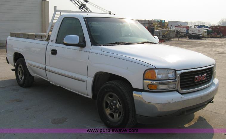 image for item 8106 2002 GMC Sierra C1500 SLE pickup truck