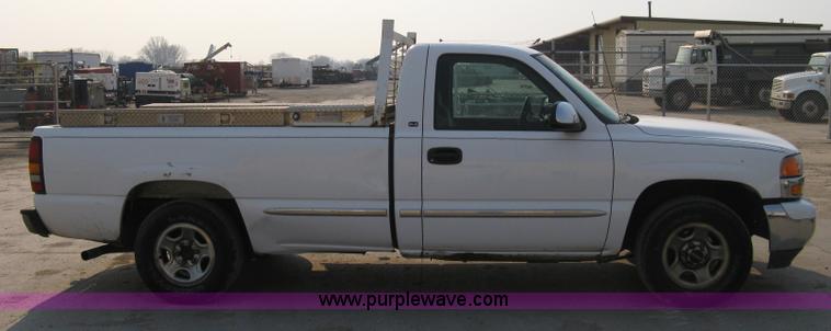 image for item 8106 2002 GMC Sierra C1500 SLE pickup truck