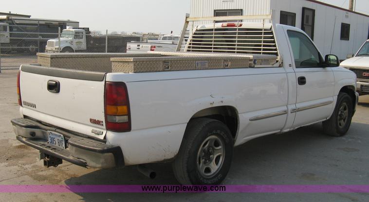 image for item 8106 2002 GMC Sierra C1500 SLE pickup truck