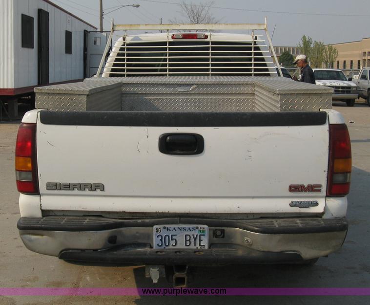 image for item 8106 2002 GMC Sierra C1500 SLE pickup truck