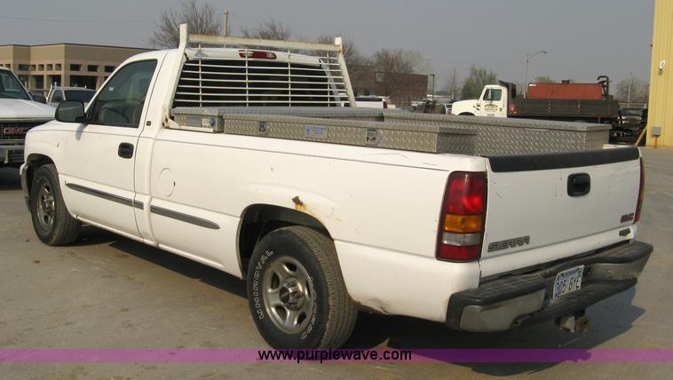 image for item 8106 2002 GMC Sierra C1500 SLE pickup truck