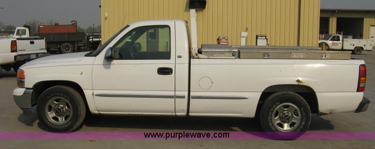 image for item 8106 2002 GMC Sierra C1500 SLE pickup truck