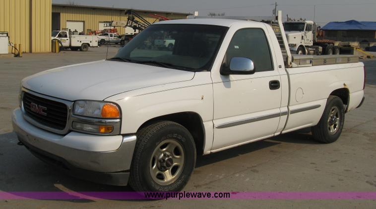 image for item 8106 2002 GMC Sierra C1500 SLE pickup truck