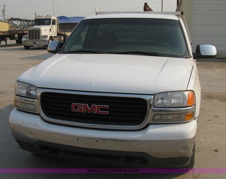 image for item 8106 2002 GMC Sierra C1500 SLE pickup truck