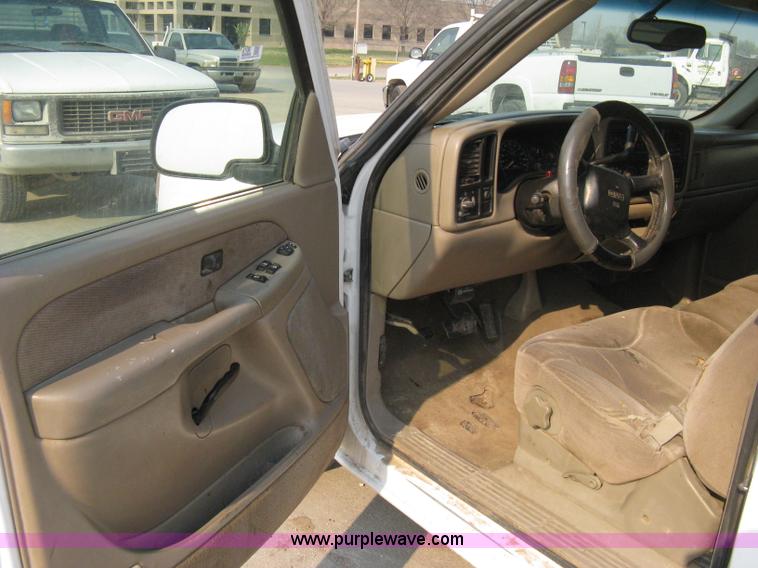 image for item 8106 2002 GMC Sierra C1500 SLE pickup truck