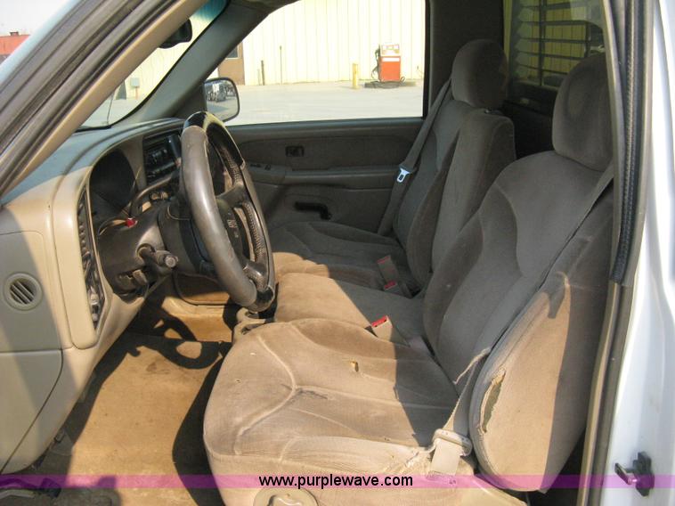 image for item 8106 2002 GMC Sierra C1500 SLE pickup truck