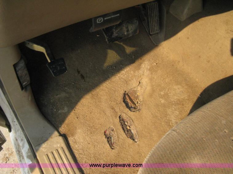 image for item 8106 2002 GMC Sierra C1500 SLE pickup truck