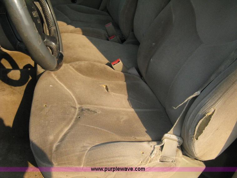 image for item 8106 2002 GMC Sierra C1500 SLE pickup truck