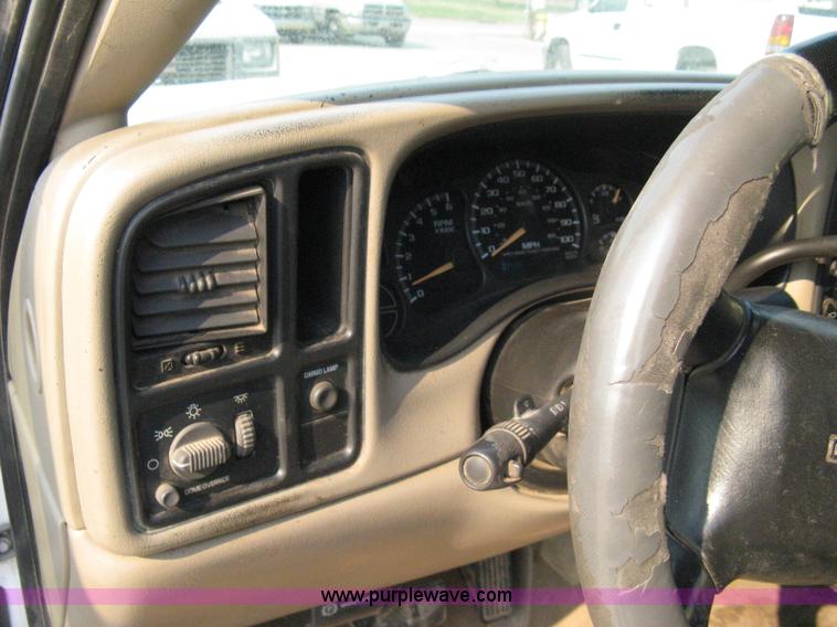 image for item 8106 2002 GMC Sierra C1500 SLE pickup truck