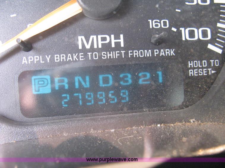 image for item 8106 2002 GMC Sierra C1500 SLE pickup truck