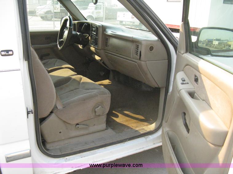 image for item 8106 2002 GMC Sierra C1500 SLE pickup truck