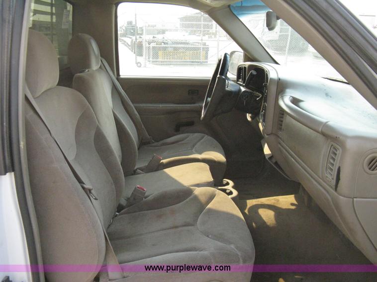 image for item 8106 2002 GMC Sierra C1500 SLE pickup truck