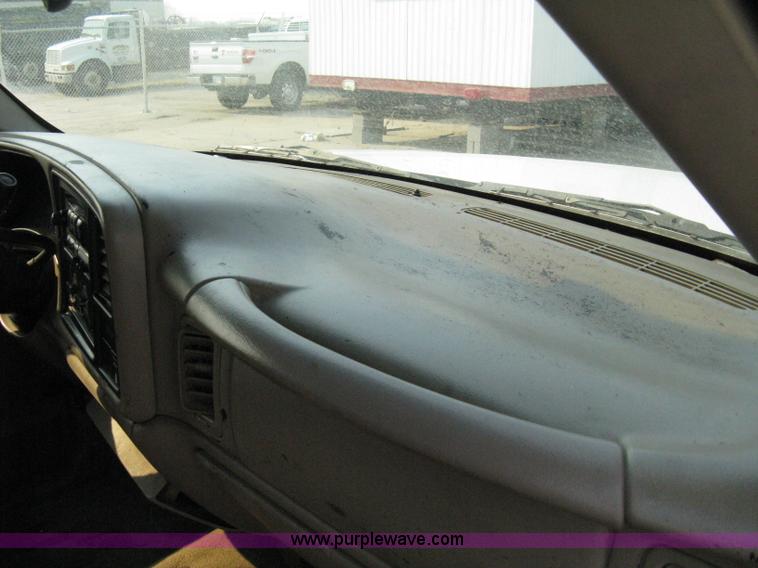 image for item 8106 2002 GMC Sierra C1500 SLE pickup truck