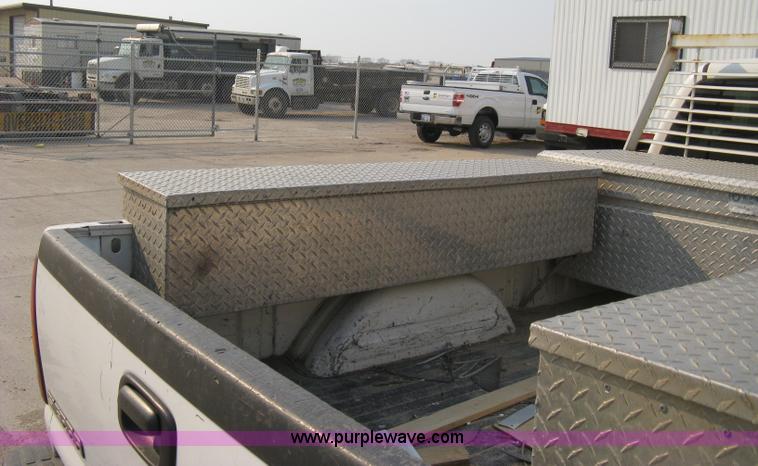 image for item 8106 2002 GMC Sierra C1500 SLE pickup truck