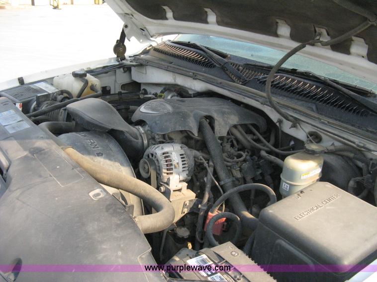 image for item 8106 2002 GMC Sierra C1500 SLE pickup truck