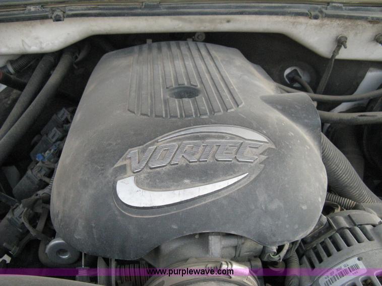 image for item 8106 2002 GMC Sierra C1500 SLE pickup truck