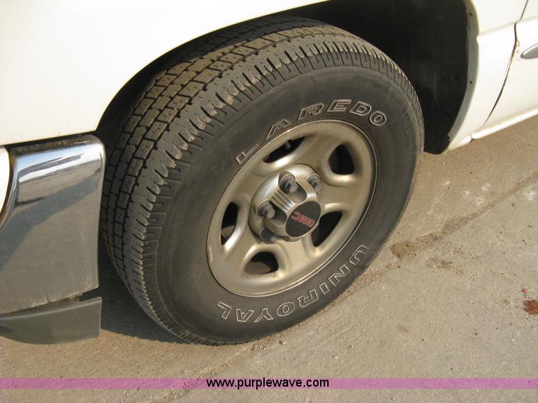 image for item 8106 2002 GMC Sierra C1500 SLE pickup truck