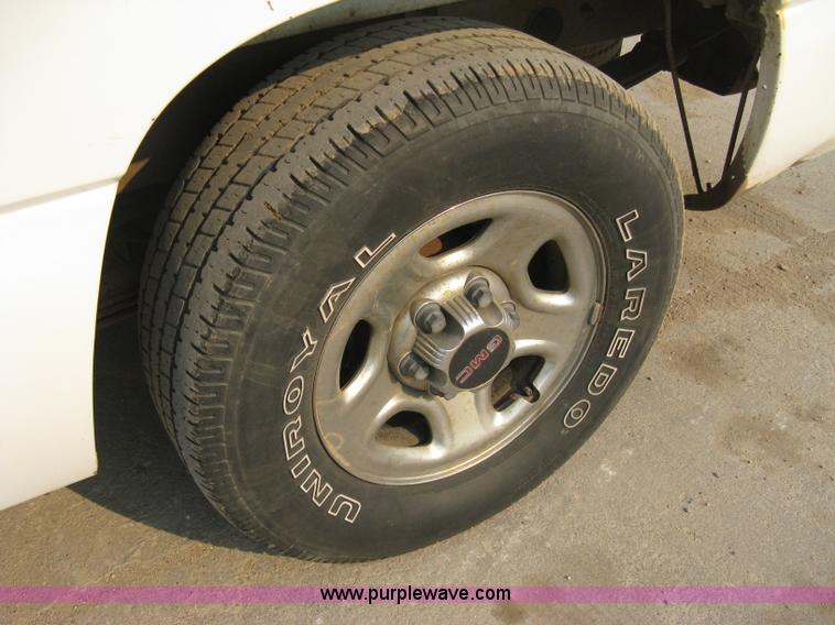 image for item 8106 2002 GMC Sierra C1500 SLE pickup truck