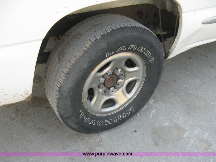 image for item 8106 2002 GMC Sierra C1500 SLE pickup truck