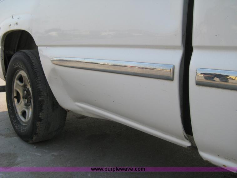 image for item 8106 2002 GMC Sierra C1500 SLE pickup truck