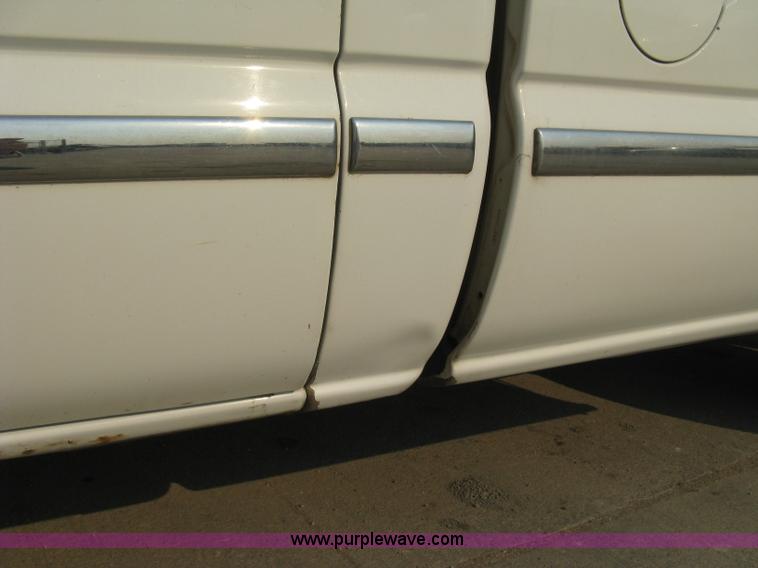 image for item 8106 2002 GMC Sierra C1500 SLE pickup truck