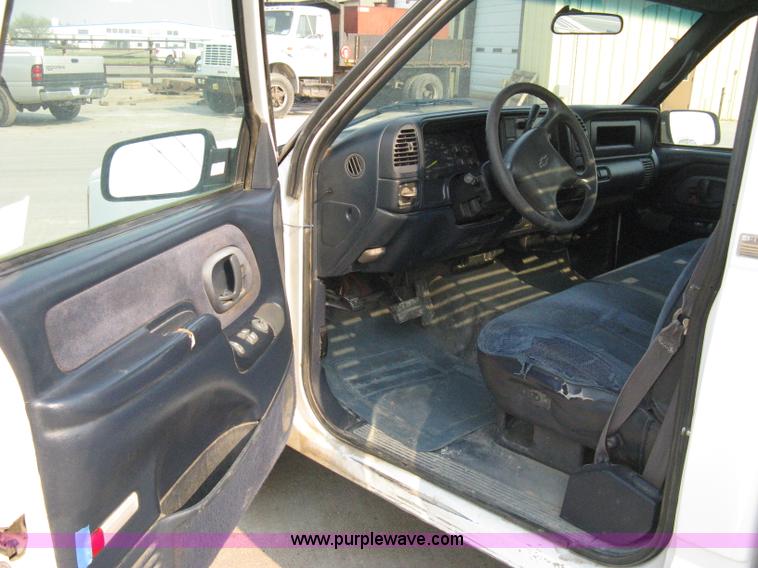 image for item 8107 1997 Chevrolet Silverado C2500 pickup truck