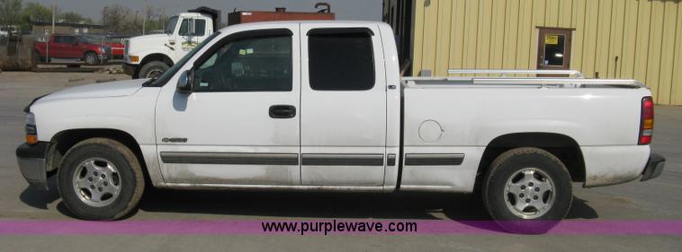 image for item 8109 2002 Chevrolet Silverado C1500 LS extended cab pickup truck