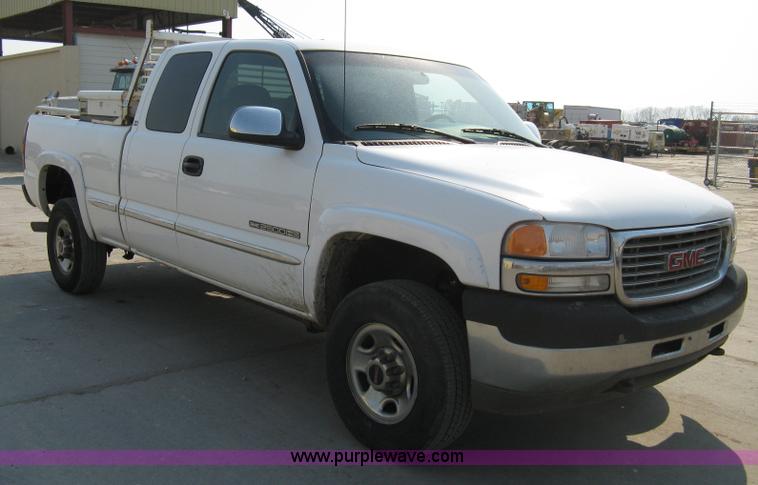 image for item 8110 2001 GMC Sierra C2500HD SLE pickup truck