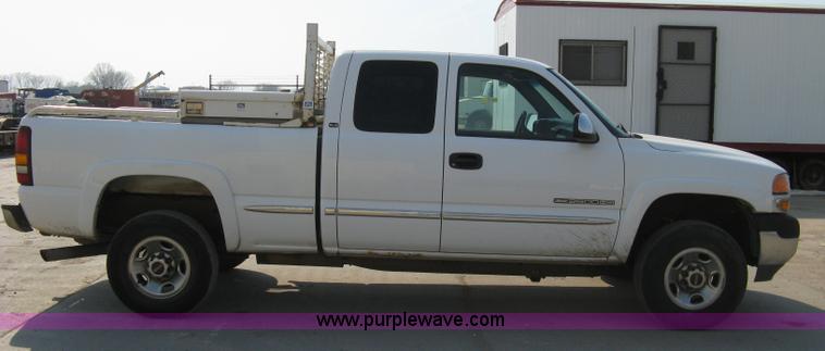 image for item 8110 2001 GMC Sierra C2500HD SLE pickup truck