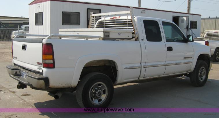 image for item 8110 2001 GMC Sierra C2500HD SLE pickup truck