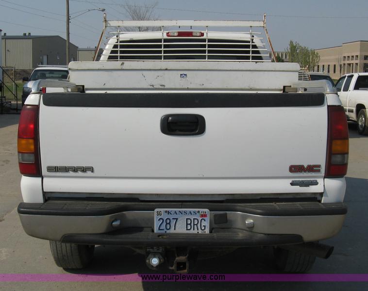 image for item 8110 2001 GMC Sierra C2500HD SLE pickup truck