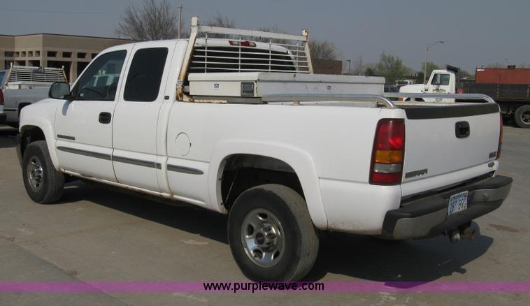 image for item 8110 2001 GMC Sierra C2500HD SLE pickup truck