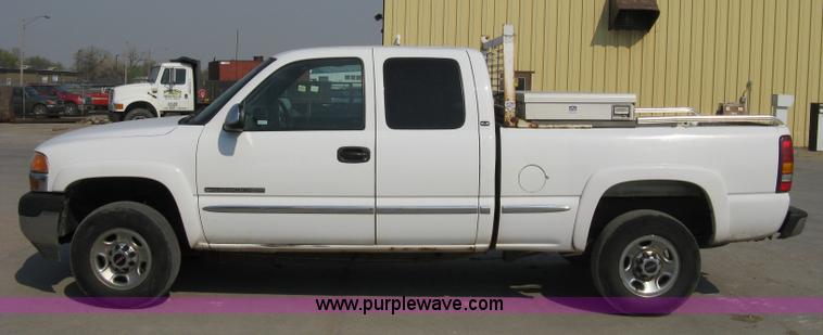 image for item 8110 2001 GMC Sierra C2500HD SLE pickup truck