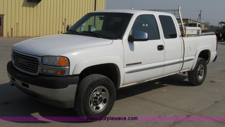 image for item 8110 2001 GMC Sierra C2500HD SLE pickup truck