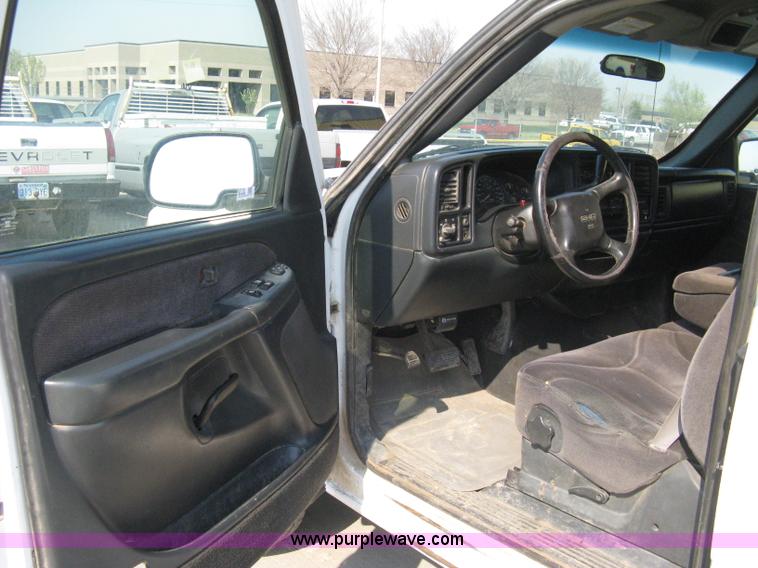 image for item 8110 2001 GMC Sierra C2500HD SLE pickup truck