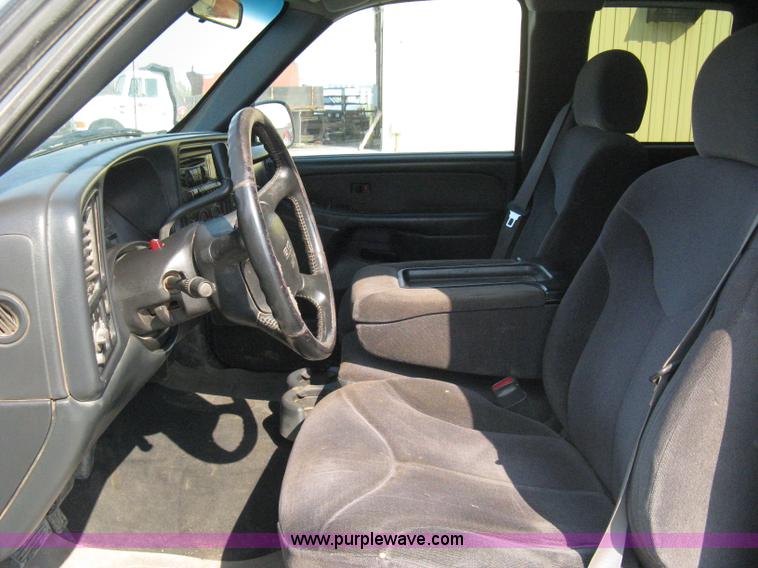 image for item 8110 2001 GMC Sierra C2500HD SLE pickup truck