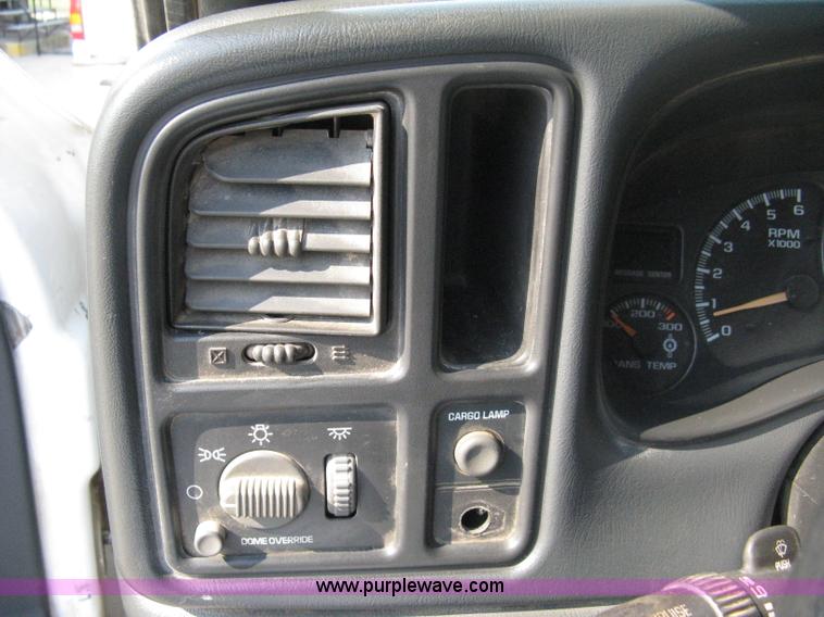 image for item 8110 2001 GMC Sierra C2500HD SLE pickup truck