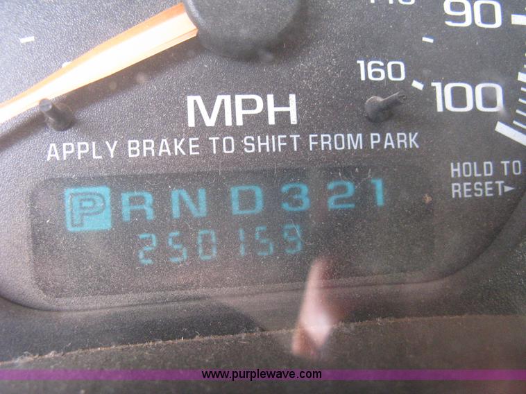 image for item 8110 2001 GMC Sierra C2500HD SLE pickup truck