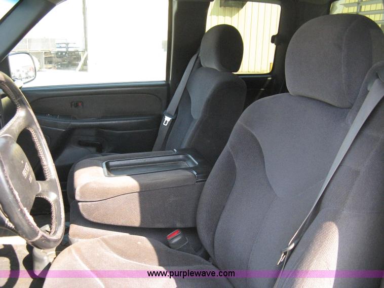 image for item 8110 2001 GMC Sierra C2500HD SLE pickup truck