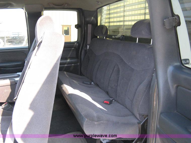 image for item 8110 2001 GMC Sierra C2500HD SLE pickup truck